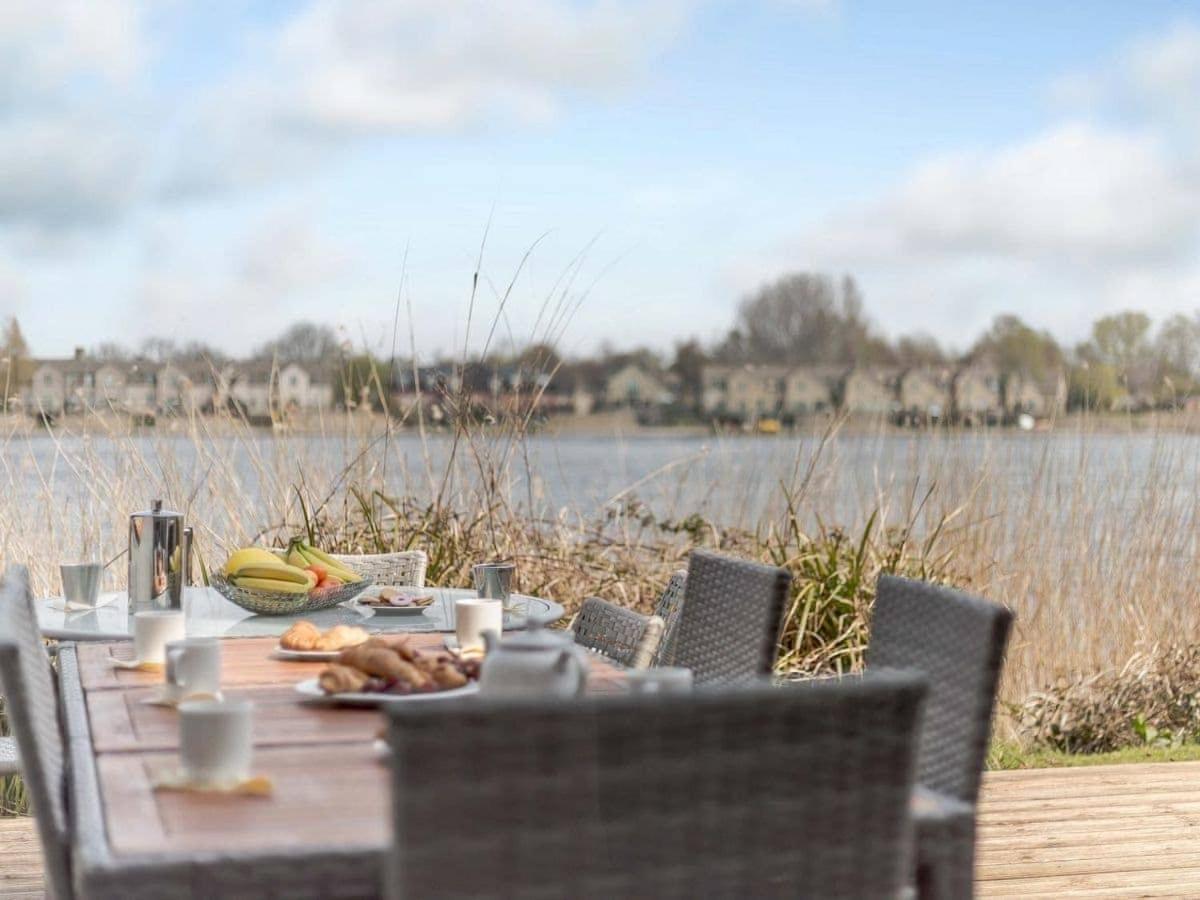 Somerford Keynes Cotswolds Lakehouse, With Hot Tub & Spa Access, Lower Mill Estate מראה חיצוני תמונה