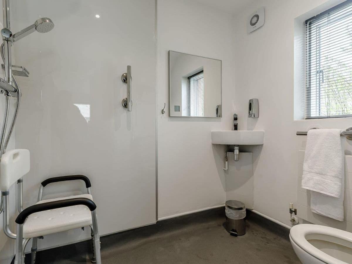Somerford Keynes Cotswolds Lakehouse, With Hot Tub & Spa Access, Lower Mill Estate מראה חיצוני תמונה