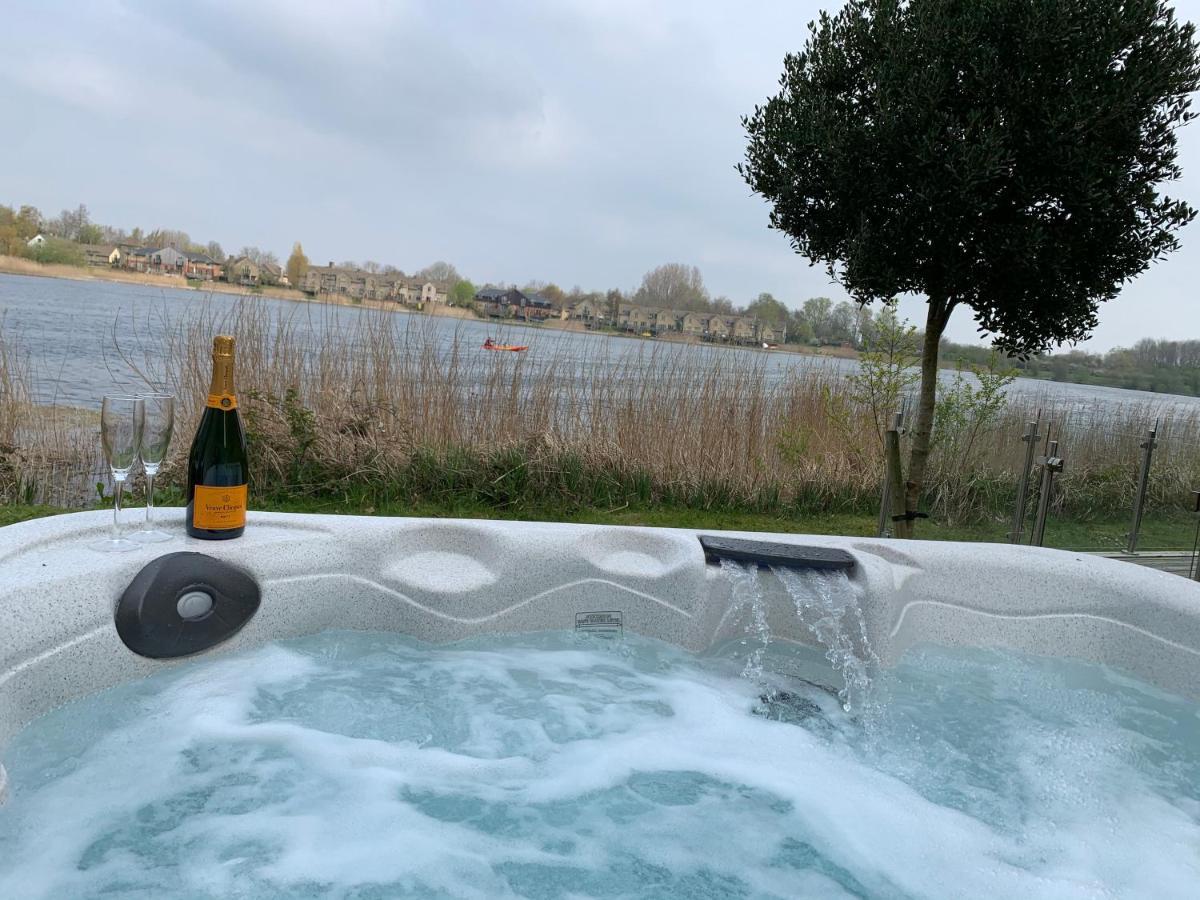 Somerford Keynes Cotswolds Lakehouse, With Hot Tub & Spa Access, Lower Mill Estate מראה חיצוני תמונה
